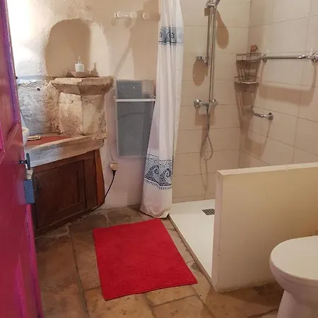 Au Grand Mas Bed & Breakfast Issirac